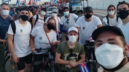 Desde el Malecón habanero, una caravana de corazones por Cuba