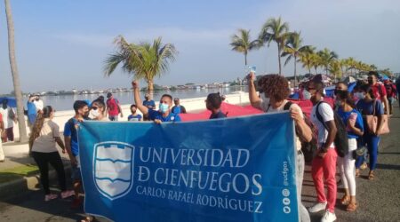 Cienfuegos marchó este 10 de Octubre por la dignidad de Cuba, en apoyo a su Revolución