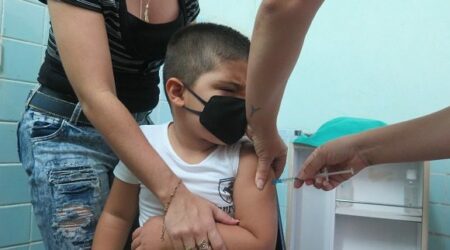 Aprueban autorizo de uso en emergencia de Soberana Plus para población pediátrica mayor de dos años convaleciente de COVID-19