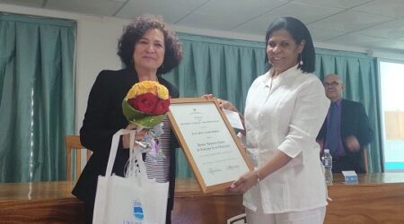Entrega Universidad de Cienfuegos Título Doctor Honoris Causa a rectora de la Universidad de Granada