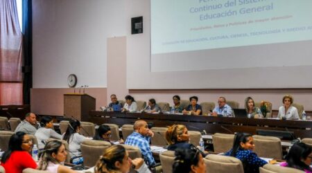 Fortalecer el proceso docente-educativo, una prioridad del país