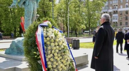 Presidente Díaz-Canel rinde honores a Fidel en Moscú