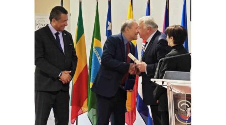 Senado francés reconoce a científico de Cuba