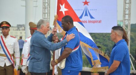 El orgullo patrio y la bandera en el pecho de sus hijos