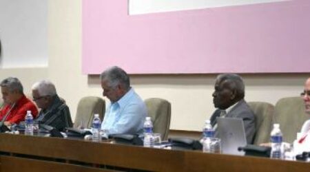 Resalta presidente cubano logros del Programa de Adelanto de la Mujer