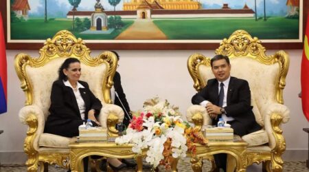 Presidente de Laos recibió a fiscal general de Cuba