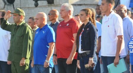 Jóvenes habaneros marchan en homenaje a los ocho estudiantes de Medicina