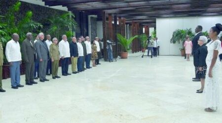 Condecoraciones para tres revolucionarios que han puesto en alto el nombre de Cuba