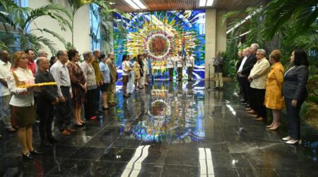 Gente que ayuda a interconectar el país, y a Cuba con el mundo