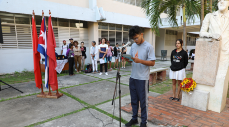 Recorre por Cienfuegos réplica del machete de Maceo