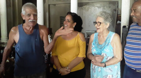 Abrazo a protagonistas del 5 de Septiembre de 1957 en Cienfuegos