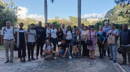 Estudiantes de la Facultad de Agronomía junto a representantes y autoridades del proyecto CIENPINOS.
